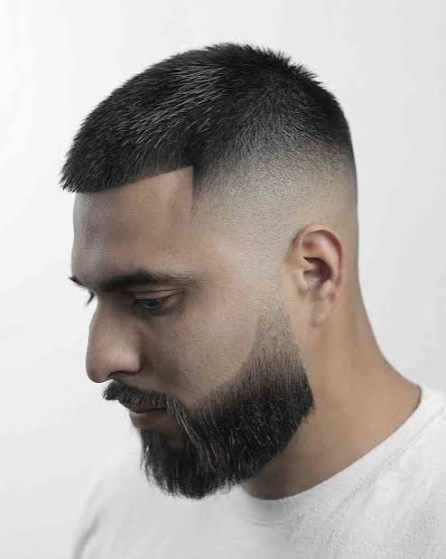 Klant met strakke fade en lijnwerk