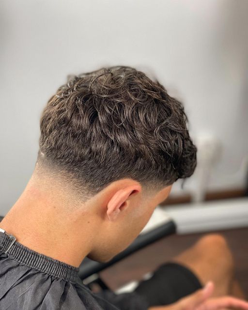 Achterkant van een fade-kapsel in de stoel